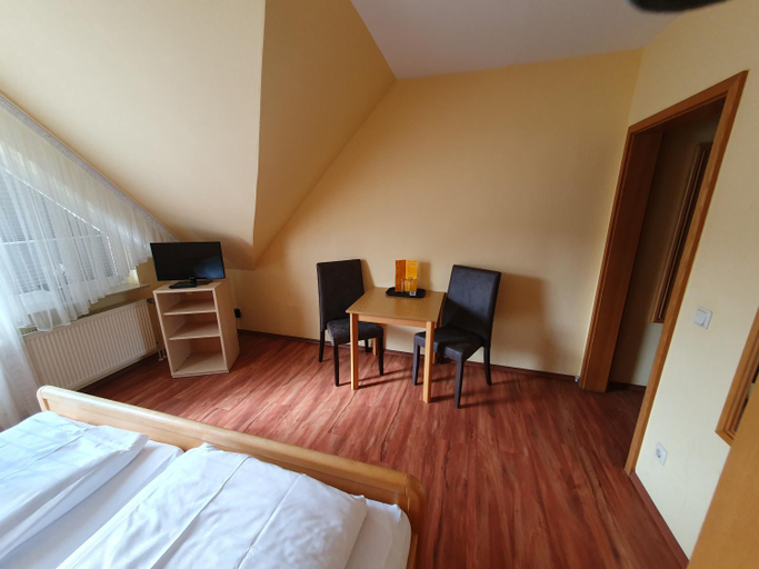 Bedroom 2, Gasthaus Brauner Hirsch, Göttingen