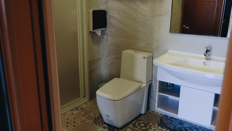 Bathroom 2, Loju Castle Inn, Pingtung