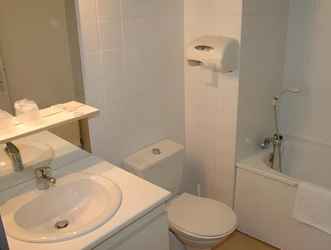 Bathroom 3, Hotel de la Poste, Aveyron