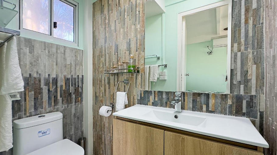 Bathroom 3, Surf 1 and Surf 2, Pango