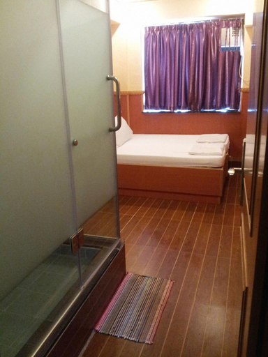 Bathroom 3, Just Inn on Nathan Road, Kowloon