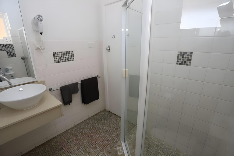 Bathroom 4, Sleepy Hill Motor Inn, Port Stephens
