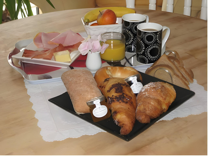 Food & Drinks, Tanglewood Gatwick Bed & Breakfast, West Sussex