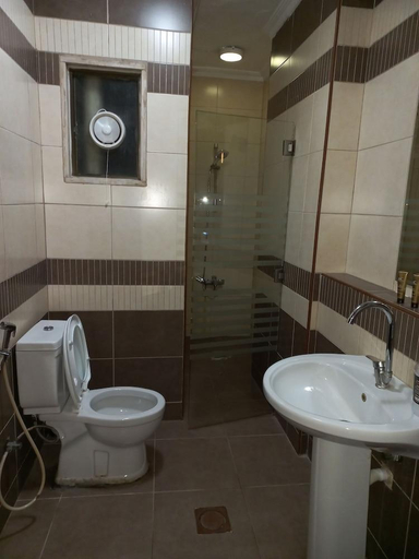 Bathroom 5, Lafamilia Albadwan, Shooneh Janoobiyyeh