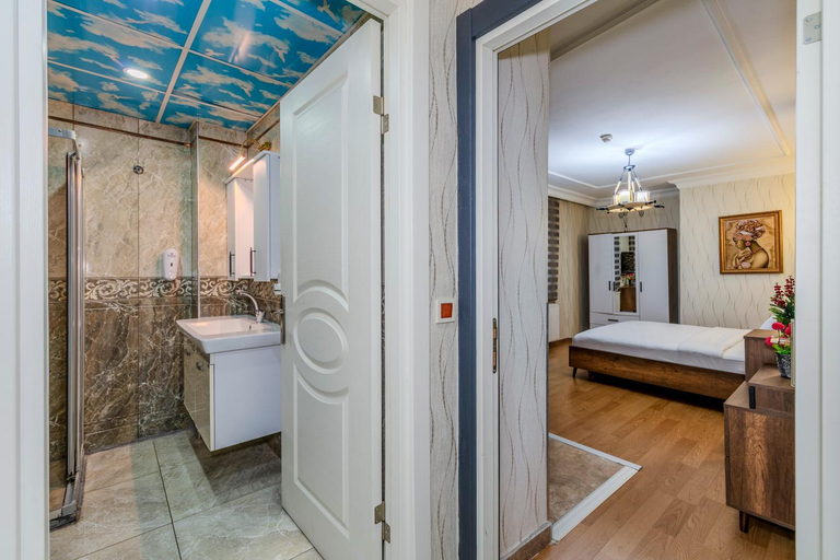 Bathroom 4, Cihangir Flat, Beyoğlu