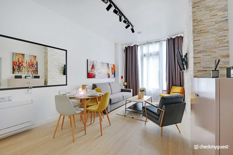Others 2, Intimate Flat w A C & Jacuzzi - 2BR 6P Montmartre, Paris