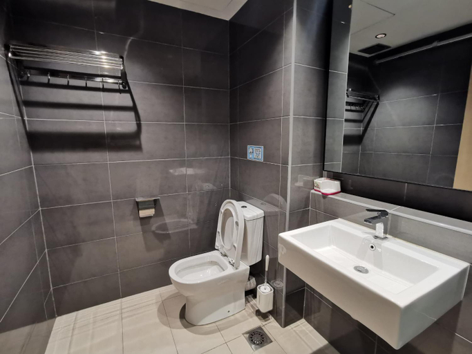 Bathroom 4, SwissBelResidence Studio With King Bed, Kuantan