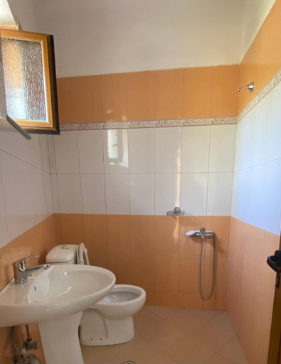 Bathroom 2, Kreshnik Apartments, Sarandës