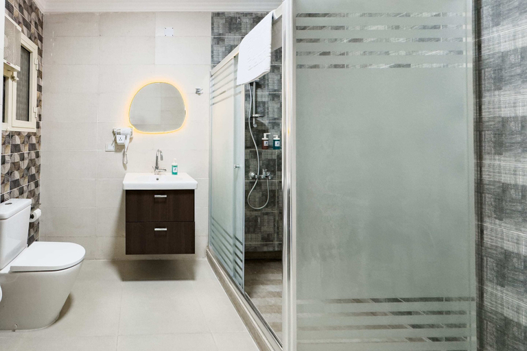 Bathroom 4, Xuru Stays I The Hospitable 2bdr Apt. 5 min From CAI Airport, An-Nuzhah