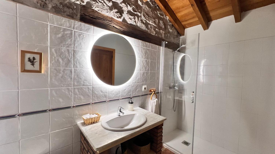 Bathroom 3, Los Acebos de Peña Cabarga, Cantabria