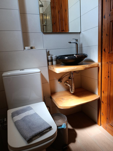 Bathroom 2, Irida Studios, Thessaly