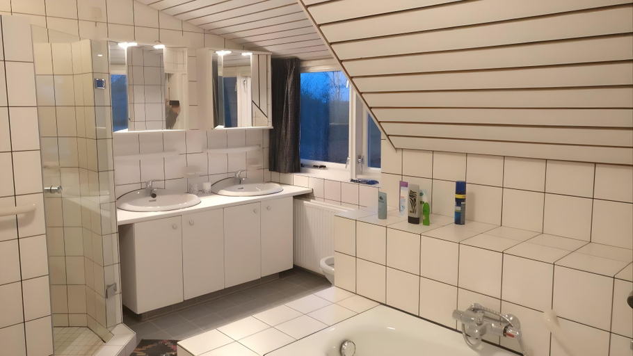 Bathroom 2, B&B Be Our Guest, Harenkarspel