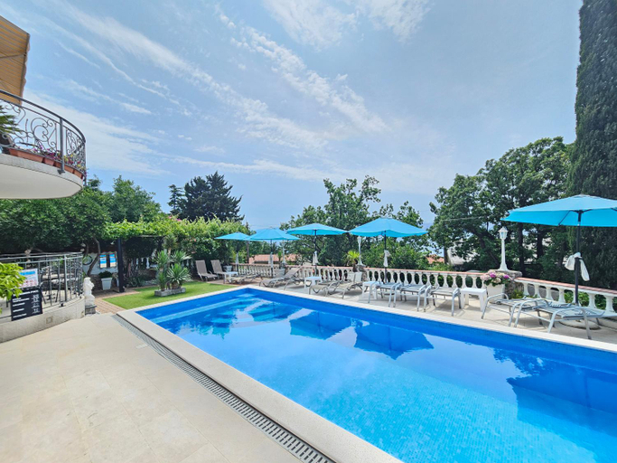 Sport & Beauty 2, VILLA VERA Apartments with pool, 200 m from the beach, Novi Vinodolski