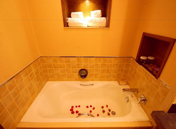 Bathroom 4, Lijiang Golden Path Hospitality Hotel, Lijiang