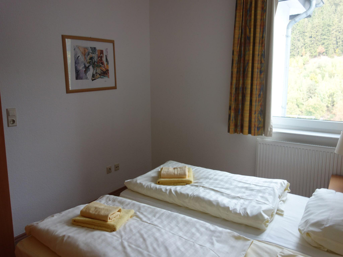 Bedroom 2, Grosse Ferienwohnung in Willingen mit Balkon, Waldeck-Frankenberg