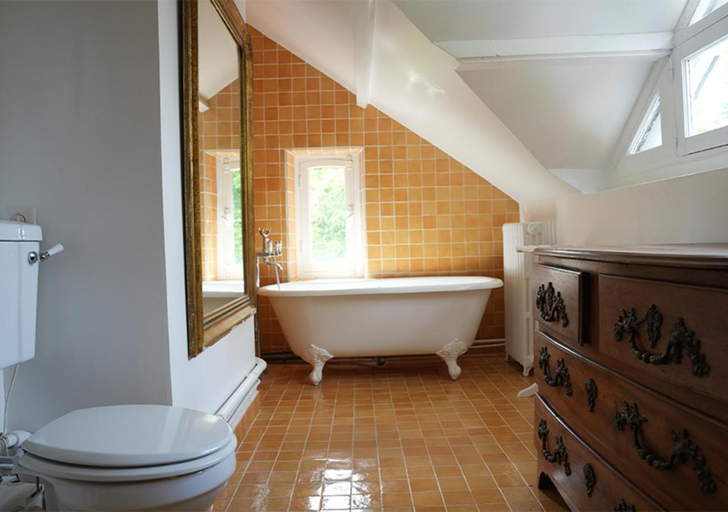 Bathroom, L'Auberge 91530, Essonne