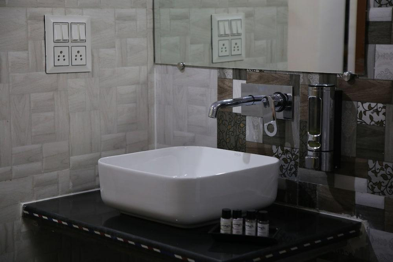 Bathroom 4, Mogli Jungle Resort, Umaria