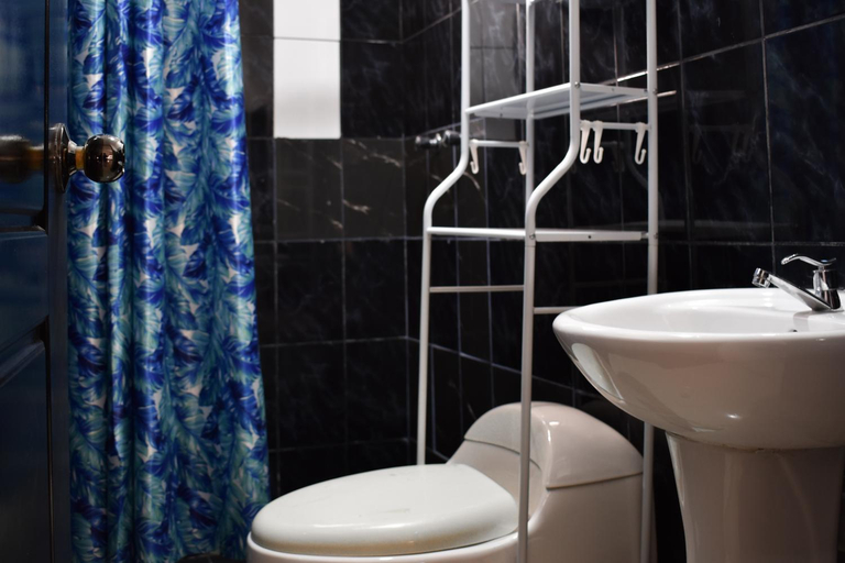 Bathroom 5, Tony Montana B&B, Huaraz