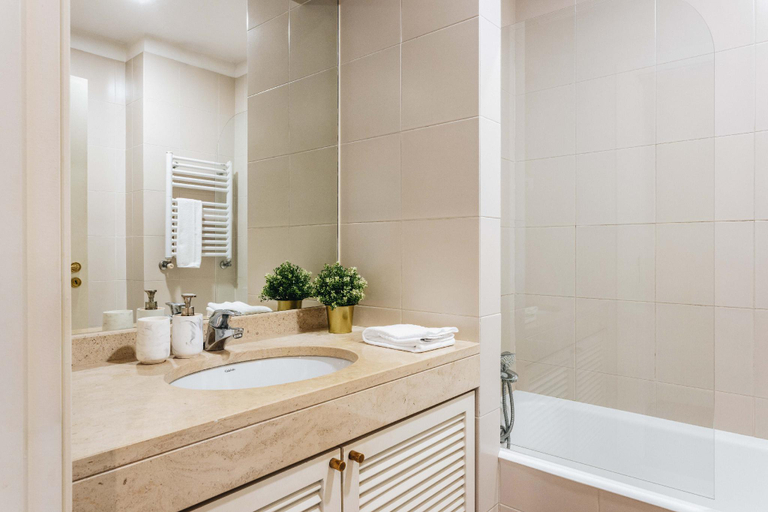 Bathroom 2, Spacious 1BR with Parking in Quiet Area, Vila Nova de Gaia