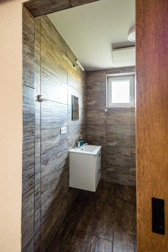 Bathroom 2, Scarlett Pension & Restaurant, Dunajská Streda