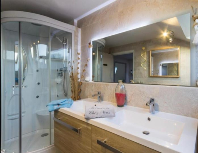 Bathroom 2, La vague salee, Calvados