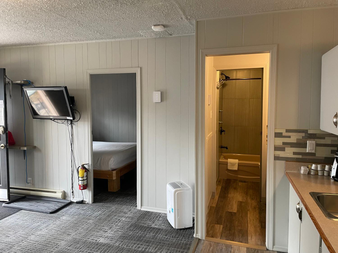 Others 5, Pinewood Inn, Columbia-Shuswap