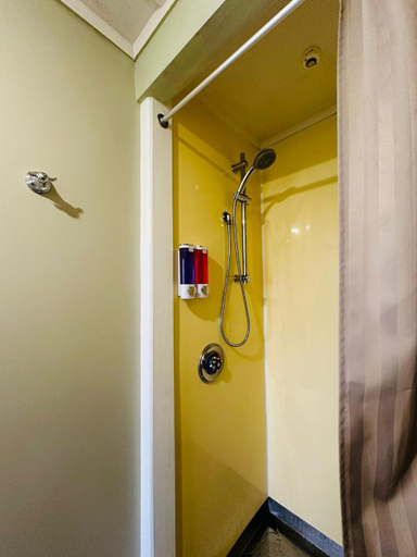 Bathroom 5, The Crossing Lodge and Backpackers, Ruapehu