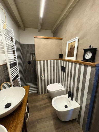 Bathroom 3, B&B Villa la Canonica con piscina a Padernello, Brescia