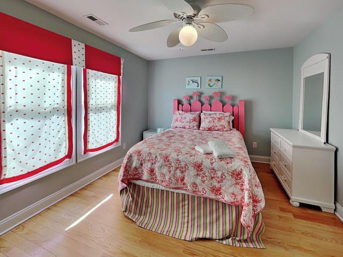 Bedroom 2, Big Kahuna by Carolina Retreats, New Hanover
