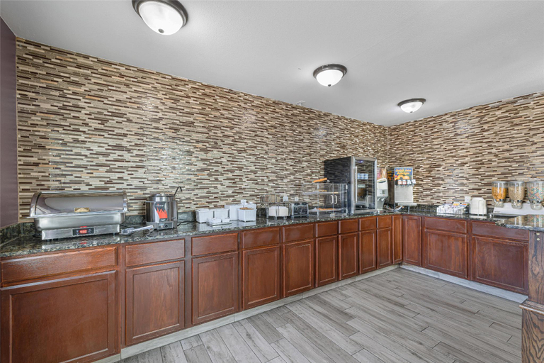 Food & Drinks 4, SureStay Plus by Best Western Kearney Liberty North, Kansas City