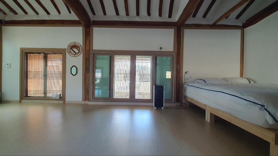Bedroom 2, Boryeong dalitteumyeonkkochipigo Hanok Stay, Boryeong