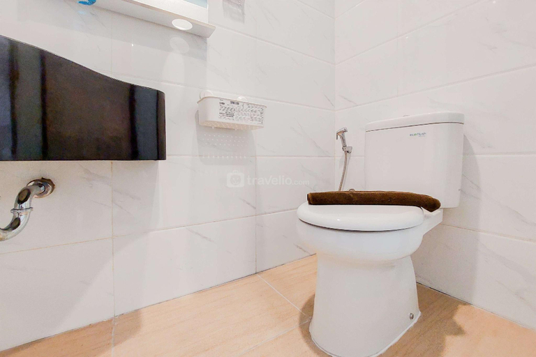 Bathroom 3, Restful Studio Sky House Alam Sutera By Travelio, Tangerang