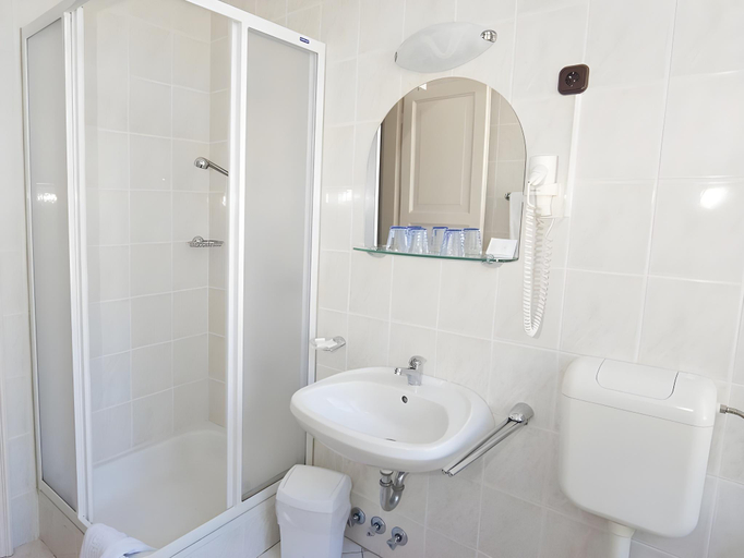 Bathroom 4, Astoria Hotel and Restaurant, Balatonfüred