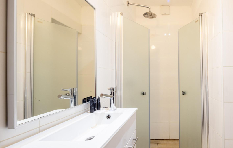 Bathroom 2, Stylish 3BR Apt w Balcony 5 min Walk from Beach
