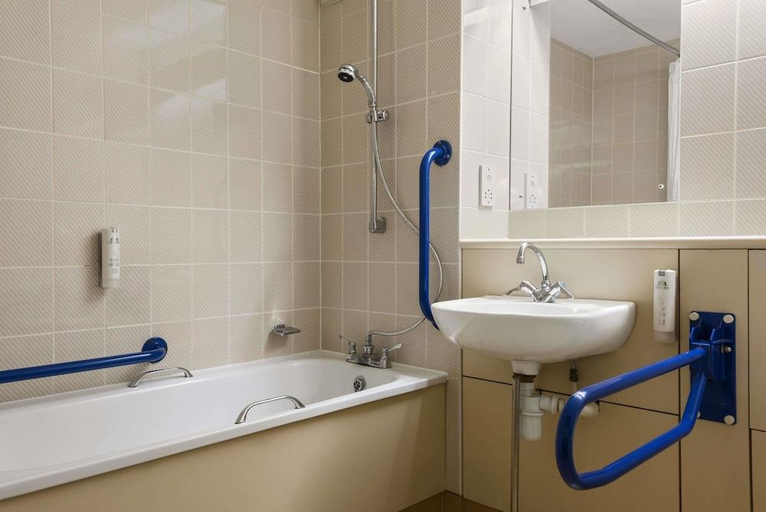 Bathroom 3, Days Inn Bradford, Calderdale