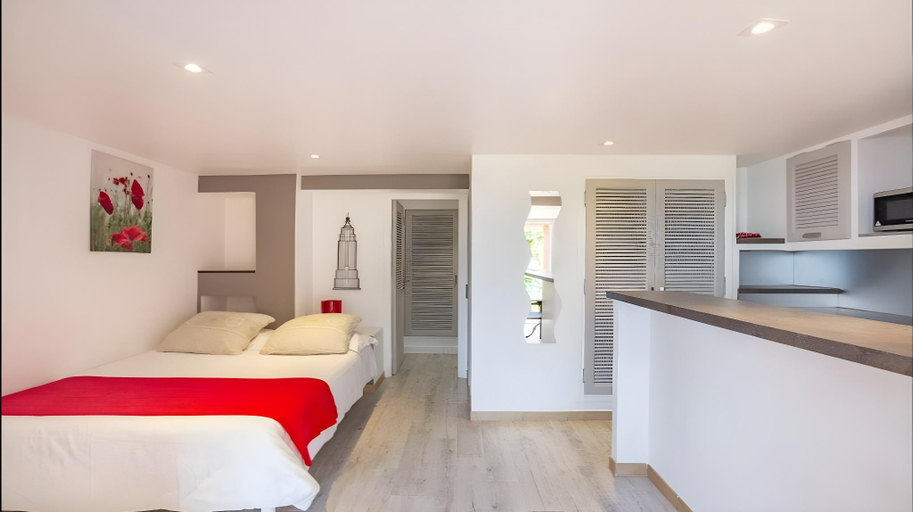 Bedroom 5, Lou Trelus, Var