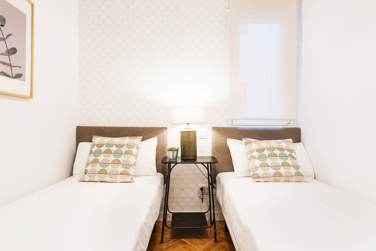 Room 2, 4pax. With 2 Bds. & 2 Bathrooms Next to Atocha Train Station, Madrid