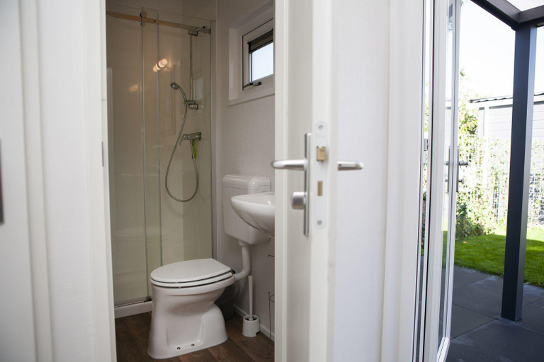 Bathroom, Six pers. Veluwelodge XL met Sauna, Barneveld
