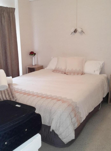 Bedroom 4, Esquire Motel, Far North