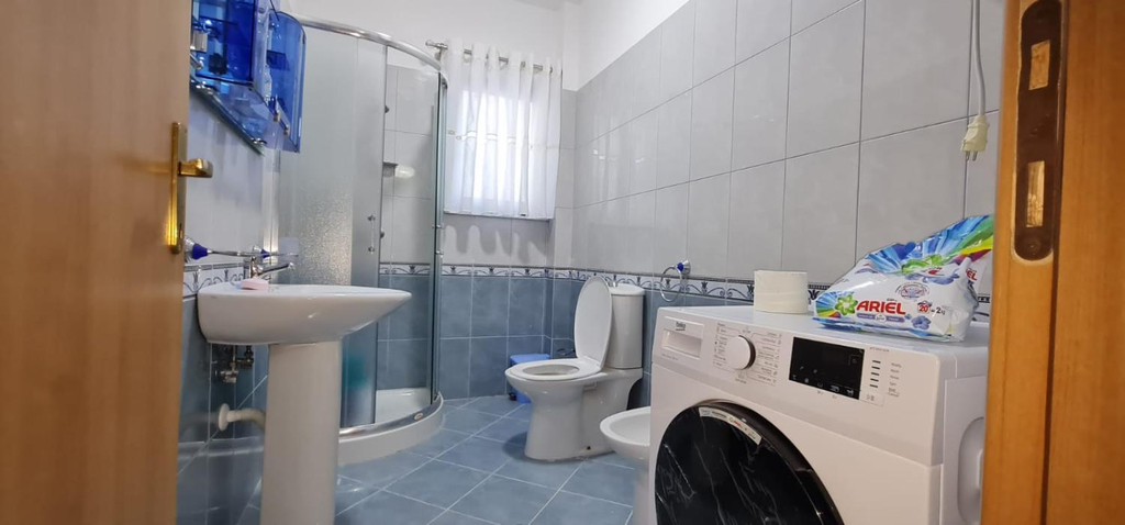 Bathroom 5, Miami Beach Apartments, Kavajës