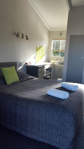 Bedroom 3, Amble Inn Motel, Masterton