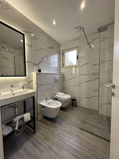 Bathroom 4, Peaky Hotel, Durrësit