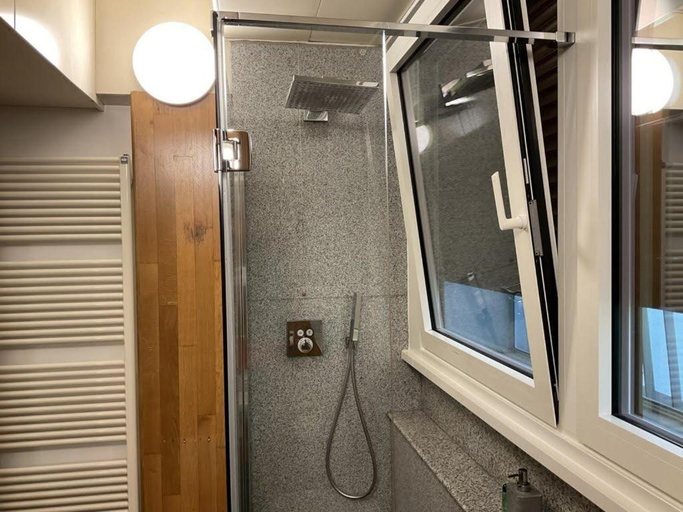 Bathroom 2, Lakeviewcabin - King Room With Balcony, Como