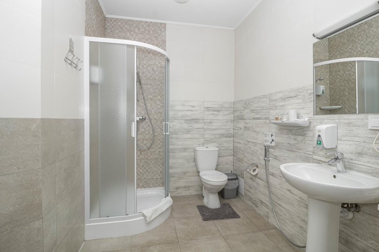 Bathroom 2, Opera Passage Hotel & Apartments, L'vivs'ka