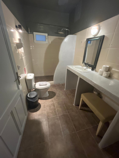 Bathroom 3, Leon Santorini, South Aegean
