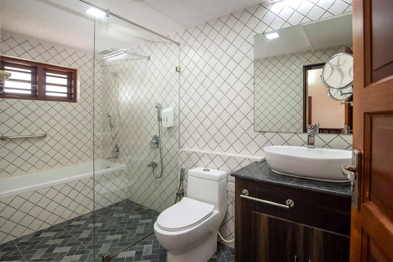 Bathroom 5, StayVista at Springhills Villa & Ayurvedic Spa, Thrissur