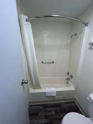 Bathroom 4, Knights Inn Somerset, Somerset