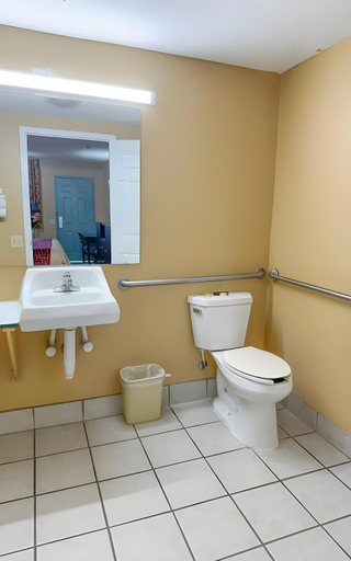 Bathroom 4, Garden Inn & Suites, Floyd
