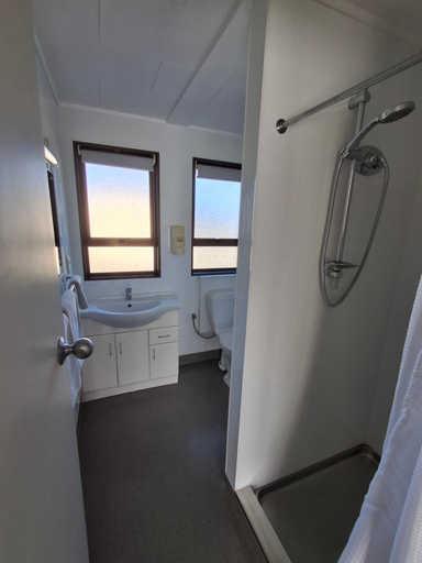 Bathroom 4, cherry grove motel, Hastings city