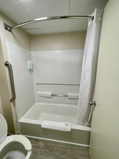 Bathroom 4, Quality Inn & Suites Clemmons I-40, Forsyth
